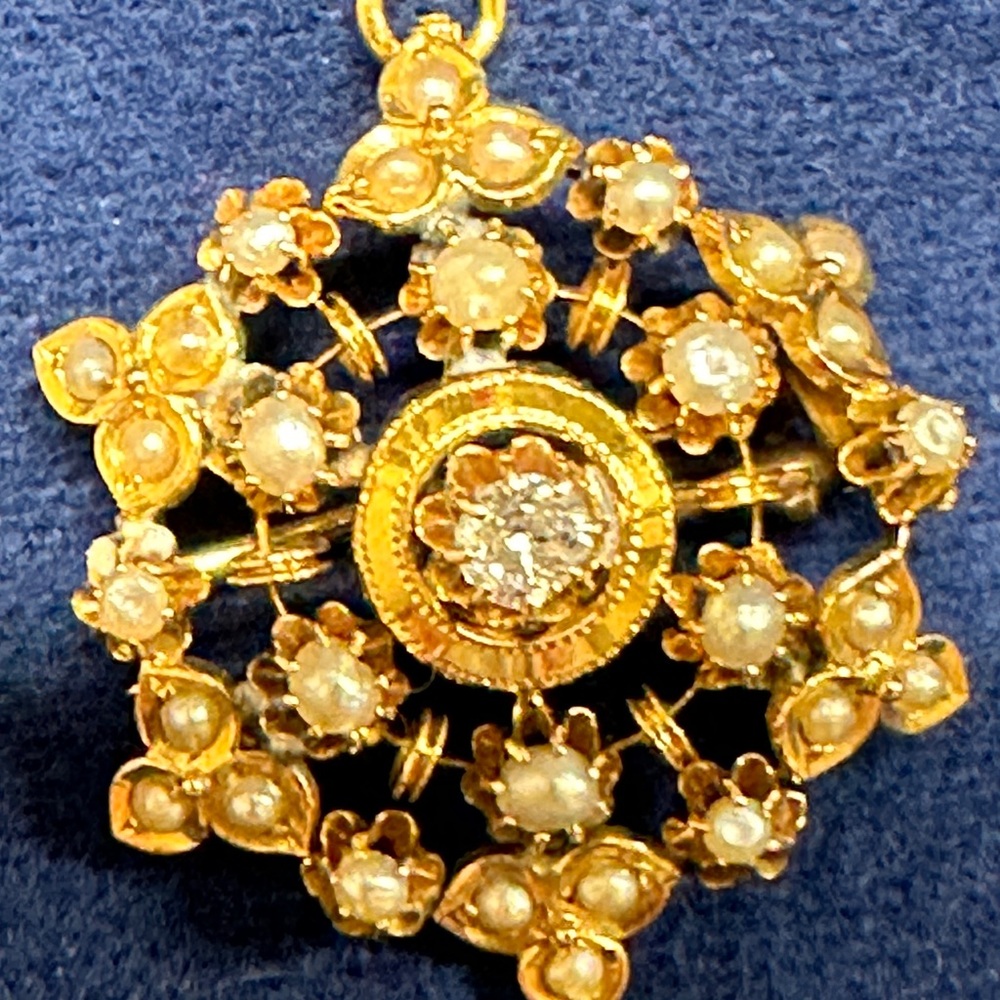 Elegant Gold Floral Pendant